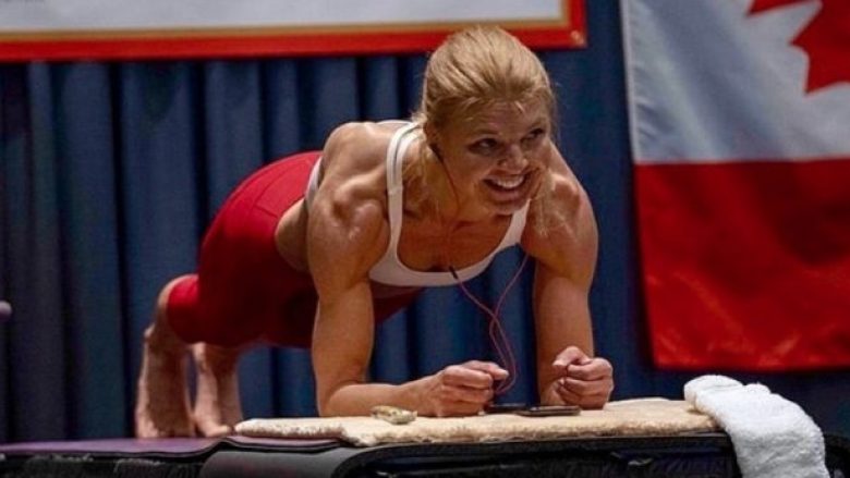 Dana Glowacka e thyen rekordin botëror të ushtrimit “plank” duke qëndruar mbi 4 orë në atë pozitë