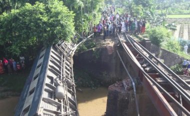 Treni del nga shinat, pesë të vdekur e dhjetëra të lënduar në Bangladesh (Video)