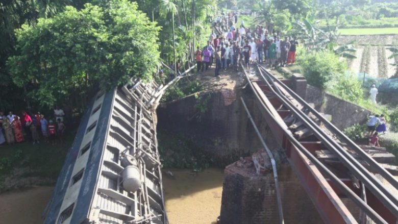 Treni del nga shinat, pesë të vdekur e dhjetëra të lënduar në Bangladesh (Video)