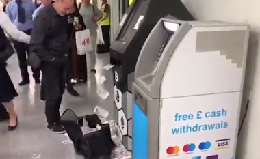 Jackpot! Momenti kur paratë “shpërthejnë” nga bankomati, klienti përdor edhe këmbët për t’i mbledhur ato (Video)