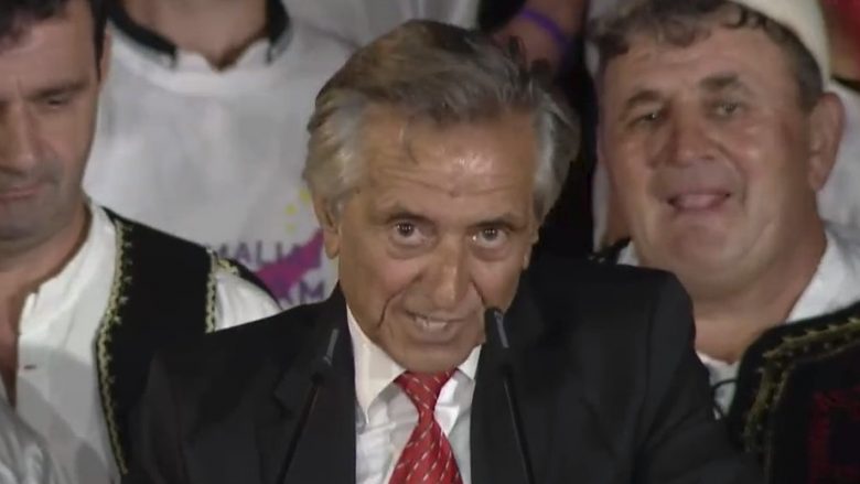 I kishte kënduar Enver Hoxhës, tani i këndon Edi Ramës: Ja e bënë ti Shqipërinë, ja të tërë ramë në greminë (Video)