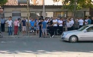 Zgjedhjet lokale shoqërohen me protesta në Tiranë: U rikthye Enveri