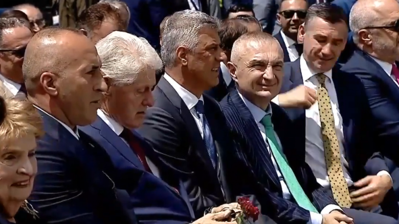 Emocionohet ish-presidenti Bill Clinton gjatë ceremonisë për 20 vjetorin e hyrjes së NATO-s në Kosovë
