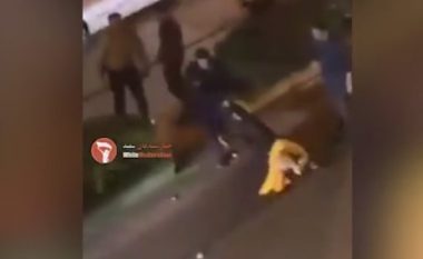 Vallëzonte në publik dhe nuk kishte hixhab, gruaja iraniane e pëson keq – tërhiqet zvarrë nëpër rrugë nga një burrë (Video)
