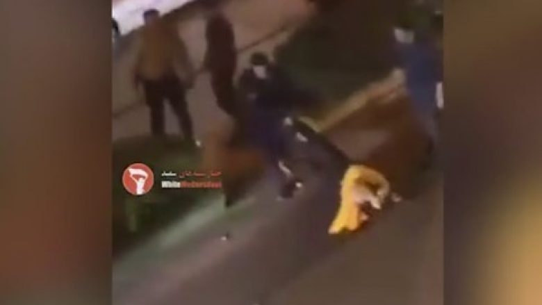 Vallëzonte në publik dhe nuk kishte hixhab, gruaja iraniane e pëson keq – tërhiqet zvarrë nëpër rrugë nga një burrë (Video)