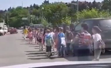Nuk respektohet paralajmërimi i policisë për parkim në trotuare, fëmijët detyrohen të ecin nëpër rrugë (Video)