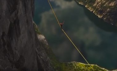 Norvegjezi i ‘Slackline’ rrezikon jetën në vargmalet e Kjerag (Video)