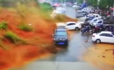 “Makinat barten sikur të ishin lodra fëmijësh”: Pamje që tregojnë se çfarë dëmi shkaktoi një rrëshqitje dheu në Kinë (Video)