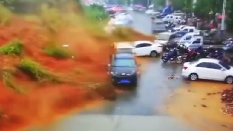 “Makinat barten sikur të ishin lodra fëmijësh”: Pamje që tregojnë se çfarë dëmi shkaktoi një rrëshqitje dheu në Kinë (Video)