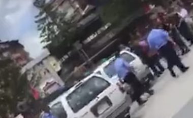 Përleshje fizike ndërmjet disa të rinjve në Mitrovicë, momenti kur reagon policia (Video)