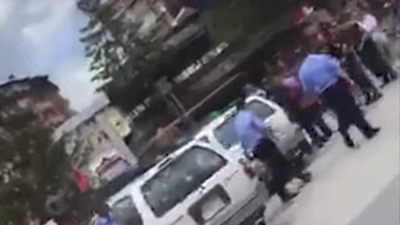 Përleshje fizike ndërmjet disa të rinjve në Mitrovicë, momenti kur reagon policia (Video)