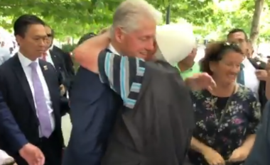 Ish presidenti Bill Clinton përshëndet dhe përqafon qytetarët e Prishtinës (Video)