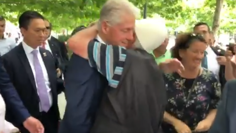 Ish presidenti Bill Clinton përshëndet dhe përqafon qytetarët e Prishtinës (Video)