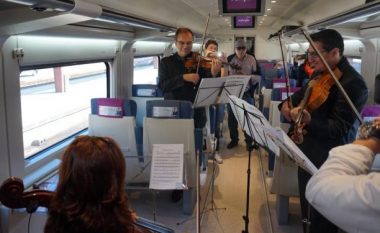 Tro koncertet e Florian Vlashit: Nga treni i linjës, në Muzeun “Picasso” dhe bibliotekën “Duran Loriga”
