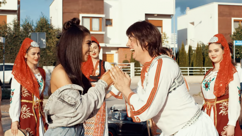 Melinda Ademi lanson këngën e re “Pika Pika”, pjesë e klipit edhe Teta Gjyli