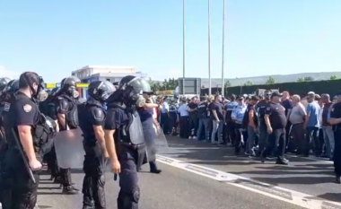 Bllokohet rruga, Rama pritet me protesta në Shkodër