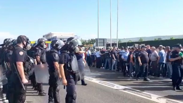 Bllokohet rruga, Rama pritet me protesta në Shkodër