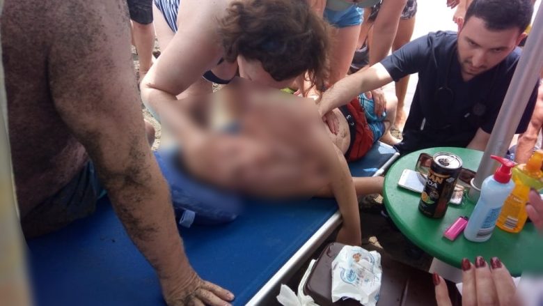 Tre persona u rrezikuan të mbyten në plazhin e Velipojës, ankohen se nuk ka roje bregdetare