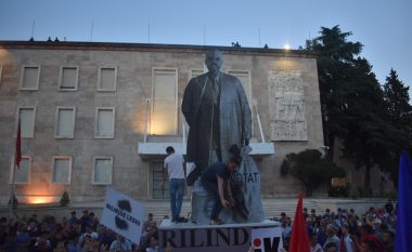 Protestuesit rrëzojnë bustin e Edi Ramës si diktatorin Enver Hoxha (video)