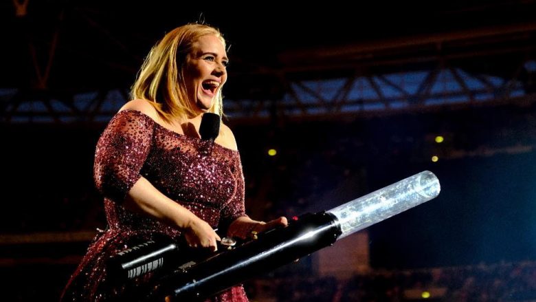 Adele i mahnit fansat duke interpretuar në rep këngën “Monster” të Nicki Minaj