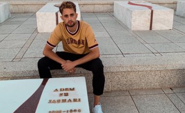 Adnan Januzaj bën homazhe te Kompleksi Memorial “Adem Jashari” në Prekaz