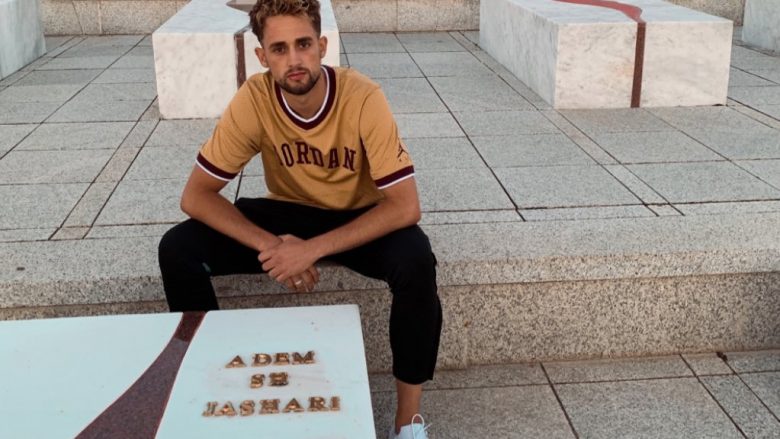 Adnan Januzaj bën homazhe te Kompleksi Memorial “Adem Jashari” në Prekaz