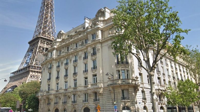 Shtëpia më e shtrenjtë për shitje në Paris – pranë Kullës Eiffel dhe në pronësi të dy motrave misterioze të ‘një dinastie të pasur franceze’ (Foto)