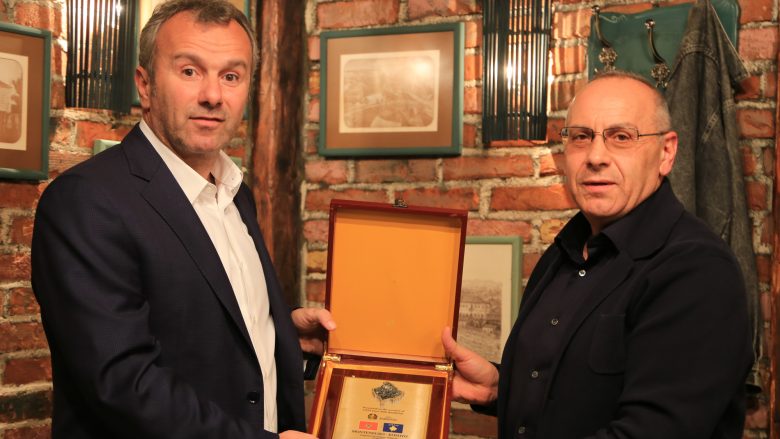 Zyrtarët e FFK-së dhe Federatës së Futbollit të Malit të Zi, shkëmbejnë dhurata mes tyre