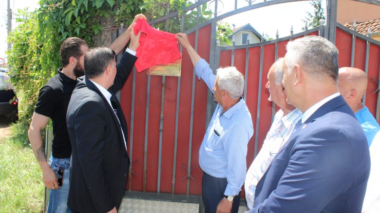 Haziri vendos pllakën e shenjëzimit te shtëpia e heroit Agim Ramadani, në Zhegër