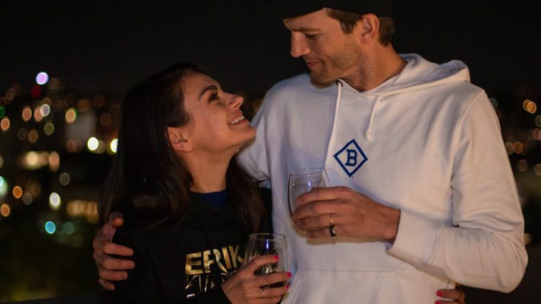 Ashton Kutcher e Mila Kunis “live” konfirmojnë se janë ende çift