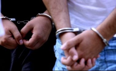 E theren me thikë një person në Prishtinë, arrestohen dy të mitur