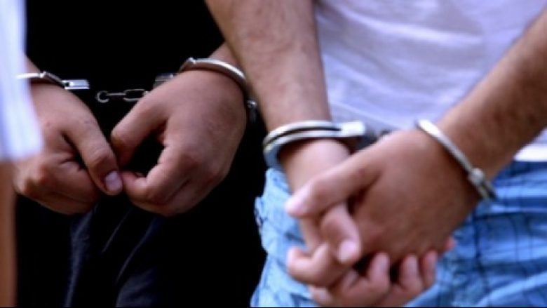 E theren me thikë një person në Prishtinë, arrestohen dy të mitur