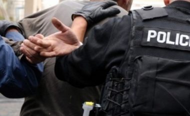 Burri godet me thikë gruan në Skenderaj, arrestohet nga policia