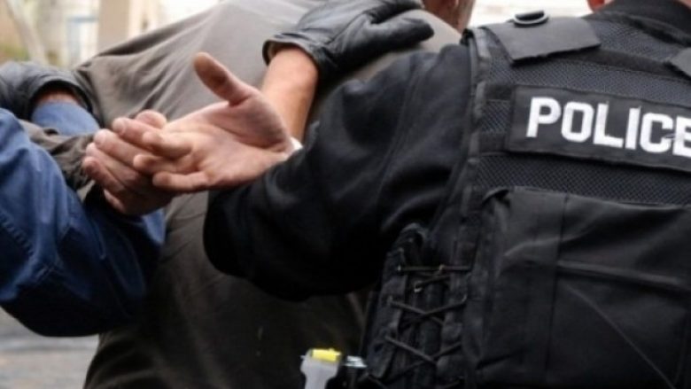 Sulmuan fizikisht zyrtarët policor, arrestohen dy persona në Podujevë