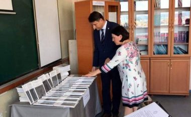 Familja Shkodra dhuron 300 ekzemplarë për bibliotekën e Universitetit “Kadri Zeka”