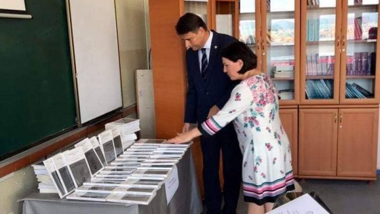 Familja Shkodra dhuron 300 ekzemplarë për bibliotekën e Universitetit “Kadri Zeka”