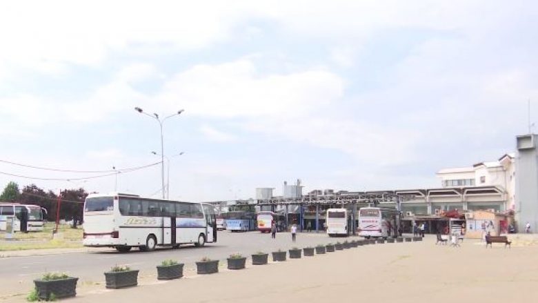 Autobusët nuk po respektojnë stacionet për nisjet ditore (Video)