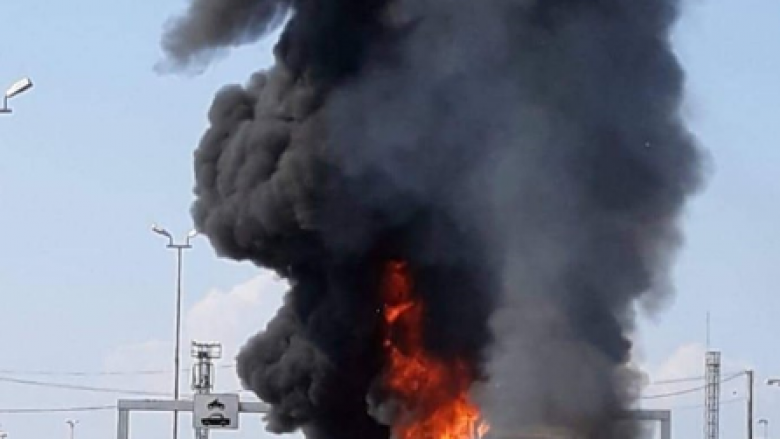 Digjet një autobus në vendkalimin kufitar në Tabanoc (Foto/Video)