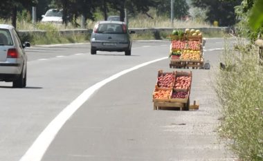 Autostrada Shkup-Tetovë shndërrohet në treg të improvizuar (Video)