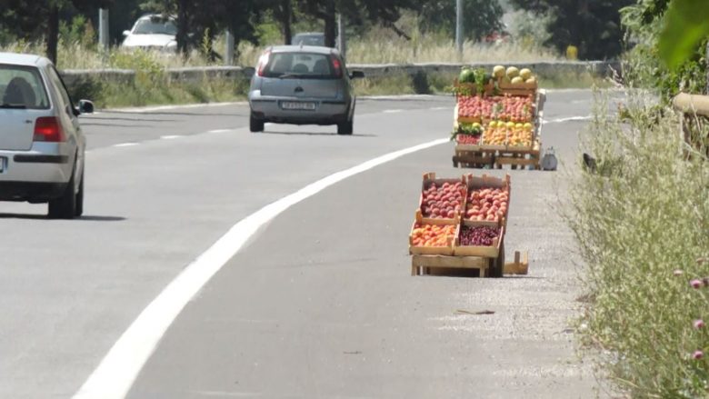 Autostrada Shkup-Tetovë shndërrohet në treg të improvizuar (Video)