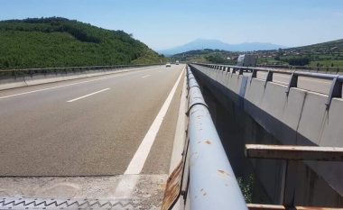 Humnera në autostradën “Ibrahim Rugova”, ku dyshohet se e gjeten vdekjen dy të rinjtë (Foto)