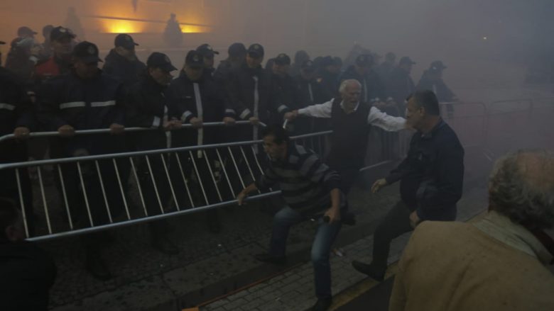 Tiranë: Eskalon protesta e opozitës, protestuesit përleshen me policinë