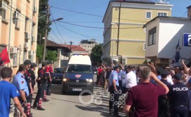 Ish-deputeti Bardh Spahia mbërrin në gjykatën e Shkodrës, policia blindon ndërtesën (Video)