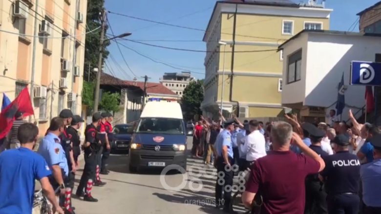 Ish-deputeti Bardh Spahia mbërrin në gjykatën e Shkodrës, policia blindon ndërtesën (Video)