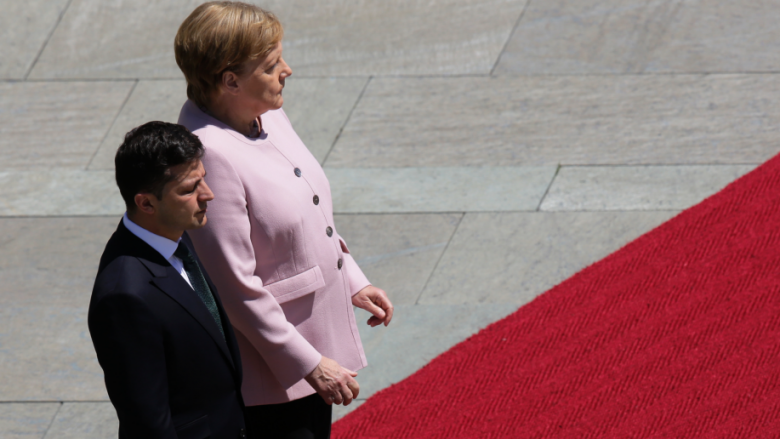 Merkel dridhet për disa sekonda para takimit me presidentin ukrainas, thotë se e kishte nga dehidrimi (Video)