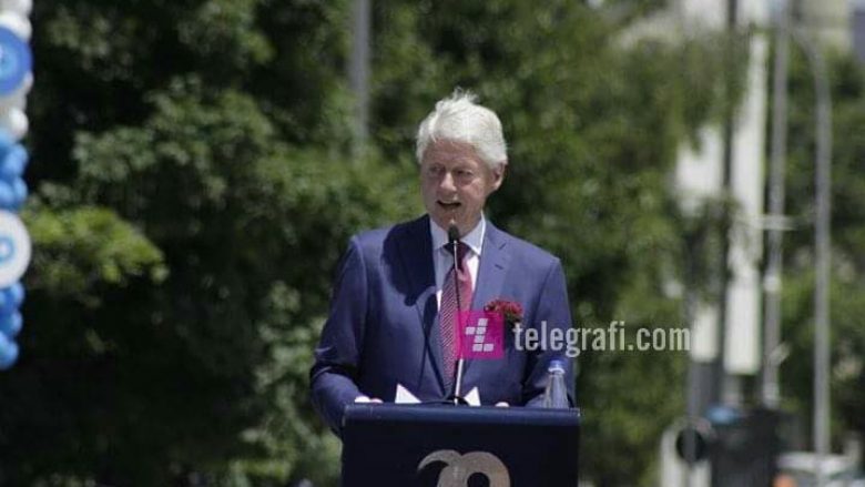 Clinton tregon momentin kur një kamerier shqiptar kishte rënë në gjunjë, për ta falënderuar