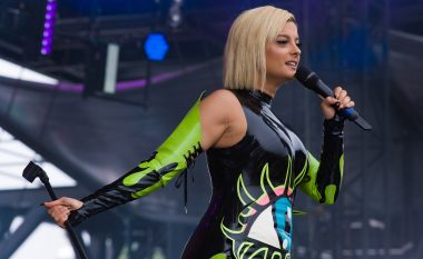 U kritikua për postimin e saj “Askush nuk vdes i virgjër”, Bebe Rexha detyrohet ta fshijë këtë fjali pas reagimeve të shumta