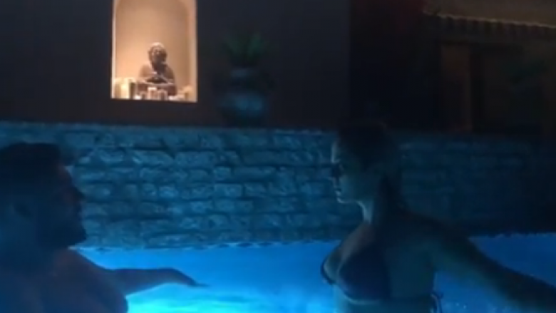 Bebe Rexha me një vallëzim të nxehtë në pishinë me stilistin personal
