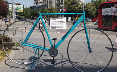 Vendoset biçikletë gjigante në qendër të Shkupit, çiklistët kërkojnë zgjidhje për vjedhjet (Foto)