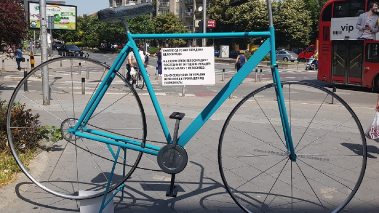 Vendoset biçikletë gjigante në qendër të Shkupit, çiklistët kërkojnë zgjidhje për vjedhjet (Foto)